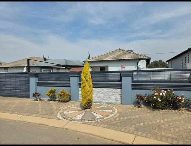 3 BEDROOM HOUSE FOR SALE IN CRYSTAL PARK